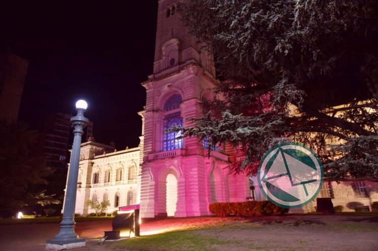 El Palacio Municipal de rosa para concientizar sobre la importancia de la detección temprana del cáncer de mama