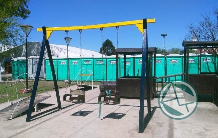Tareas de arreglo y pintura de juegos infantiles en el Parque Cívico01