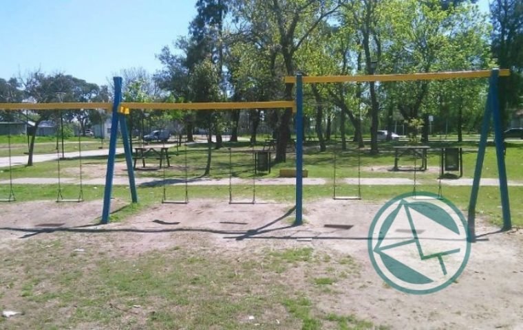 Tareas de arreglo y pintura de juegos infantiles en el Parque Cívico02