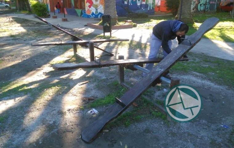Tareas de arreglo y pintura de juegos infantiles en el Parque Cívico03