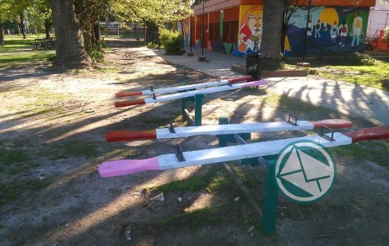 Tareas de arreglo y pintura de juegos infantiles en el Parque Cívico04