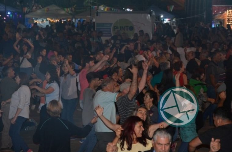 A toda música y baile se llevó adelante la 15° Fiesta del Provinciano en Berisso 01