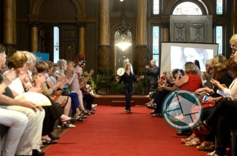 Adultos mayores desfilaron y bailaron en el Salón Dorado de la Municipalidad de La Plata 01