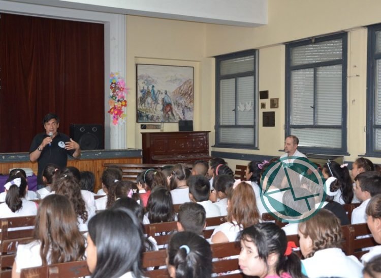 Charla en escuelas sobre las Islas Malvinas a cargo del CEVECIM Berisso