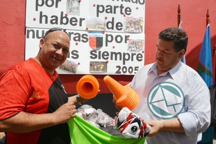 Entrega de material deportivo al fútbol infantil del Club Villa España