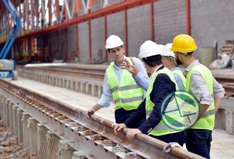 Garro recorrió la obra en los talleres ferroviarios de Tolosa