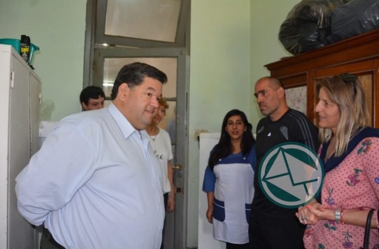 Nedela entregó una heladera a la Escuela N° 6 y anunció la reparación de la cocina 01
