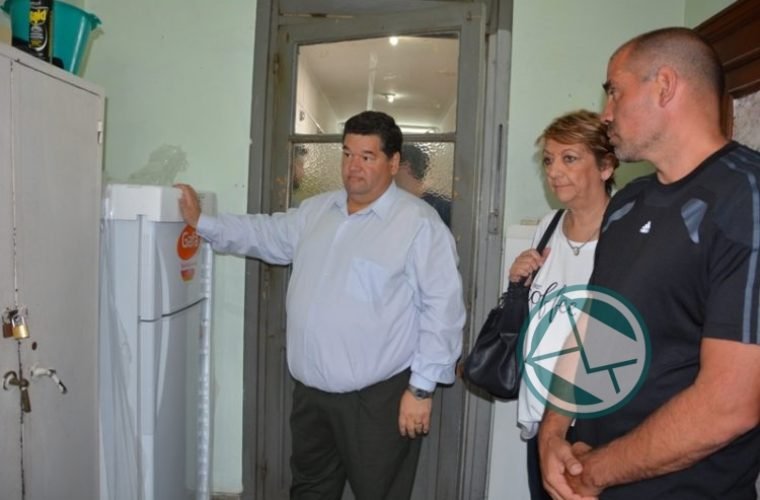 Nedela entregó una heladera a la Escuela N° 6 y anunció la reparación de la cocina 02
