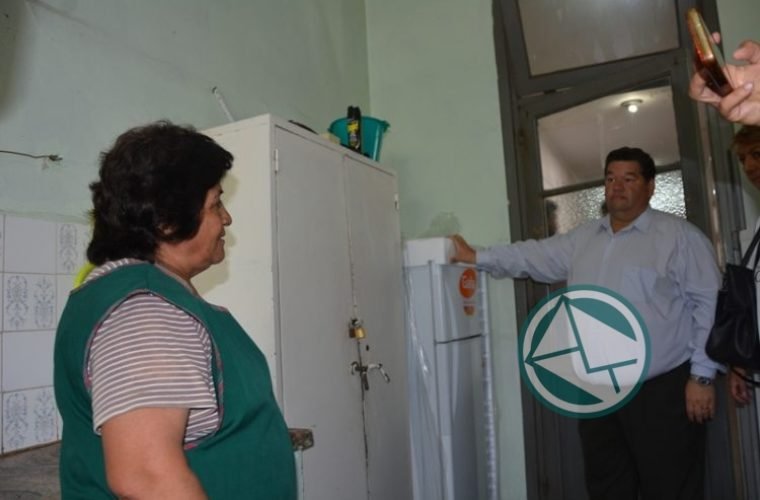 Nedela entregó una heladera a la Escuela N° 6 y anunció la reparación de la cocina 03