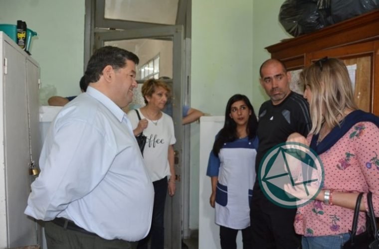 Nedela entregó una heladera a la Escuela N° 6 y anunció la reparación de la cocina 04
