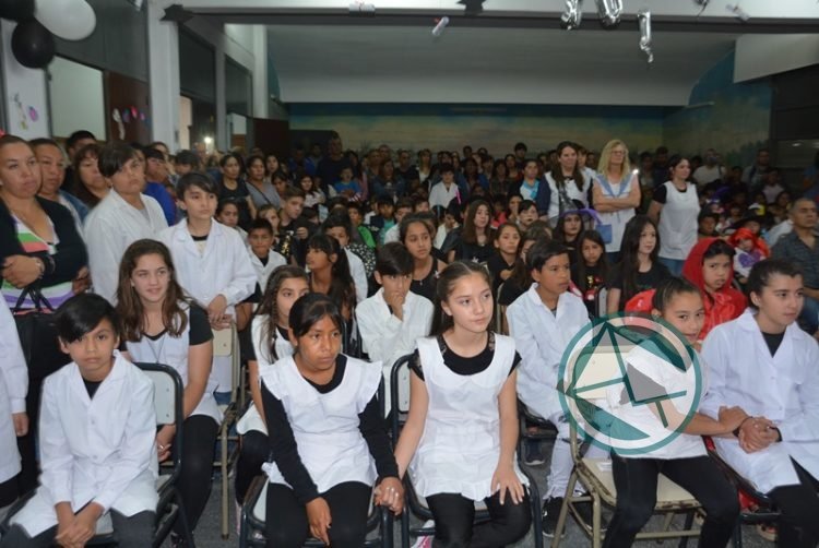 Cierre oficialista del Ciclo Lectivo en la Escuela N° 2 "Juan Bautista Alberdi" de Berisso
