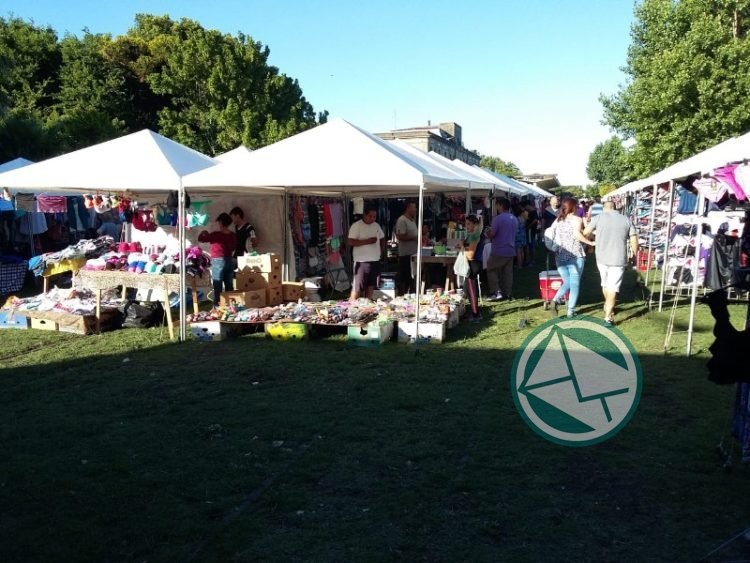 Con amplia convocatoria, se realizó la Feria de Santa Lucía con vendedores ambulantes