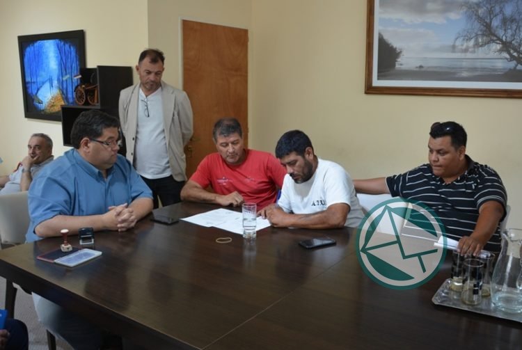 Berisso acordó con los propietarios de taxis no cobrarle el impuesto al combustible en el 2019