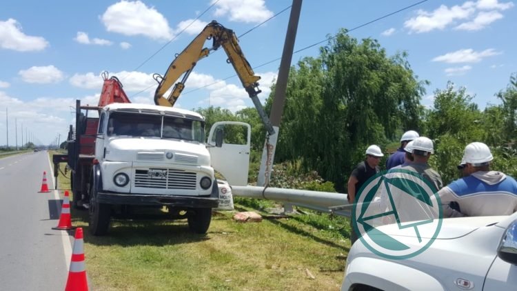 EDELAP realizó cambio de postes de hormigón sobre la Avenida 66 EDELAP realizó cambio de postes de hormigón sobre la Avenida 66