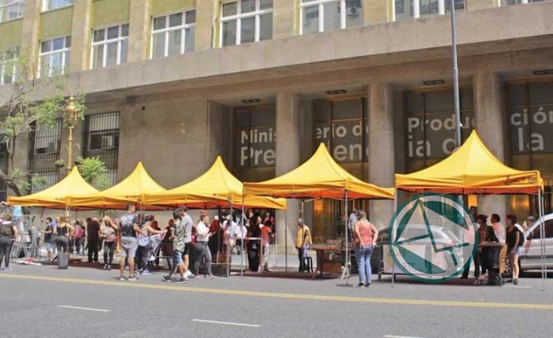 Feriazo Popular frente al Ministerio Nacional de Producción y Trabajo Feriazo Popular frente al Ministerio Nacional de Producción y Trabajo