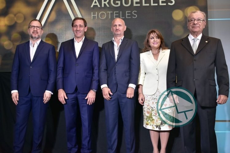 Garro participó de la inauguración del hotel de la Caja de Médicos