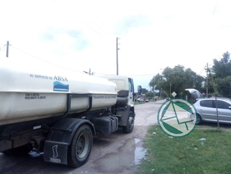 Se abastece con agua potable y mineral a vecinos del barrio Santa Teresita Se abastece con agua potable y mineral a vecinos del barrio Santa Teresita 01