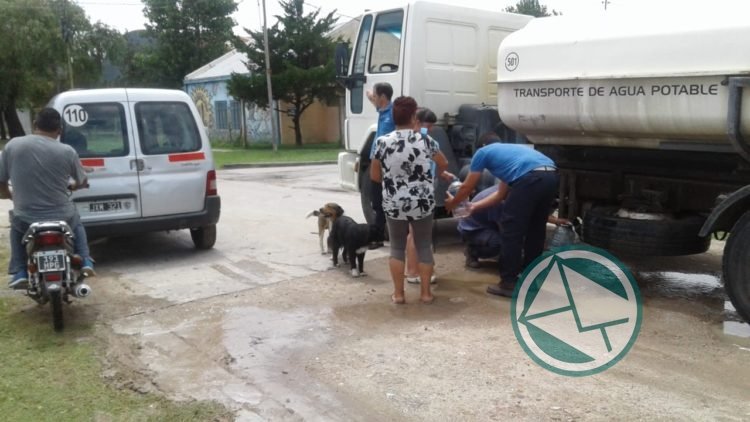 Se abastece con agua potable y mineral a vecinos del barrio Santa Teresita Se abastece con agua potable y mineral a vecinos del barrio Santa Teresita