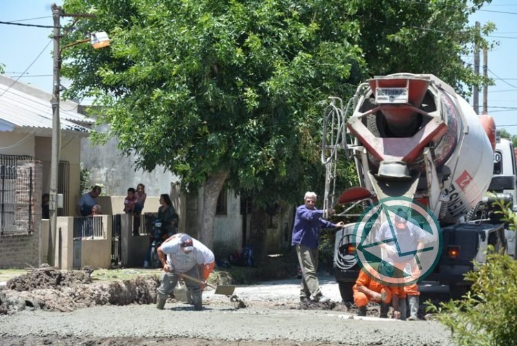 Se ejecutan obras de pavimentación sobre una cuadra de la calle 165 de Berisso