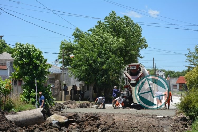 Se ejecutan obras de pavimentación sobre una cuadra de la calle 165 de Berisso 3