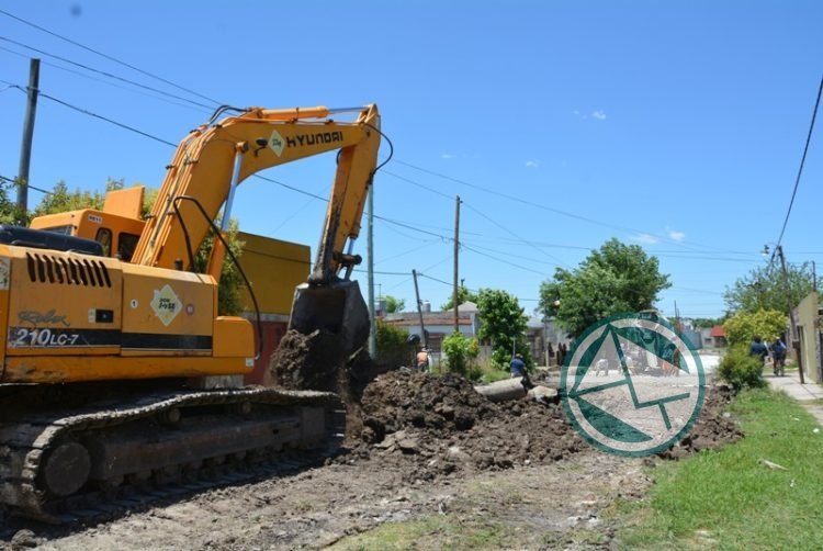 Se ejecutan obras de pavimentación sobre una cuadra de la calle 165 de Berisso 4