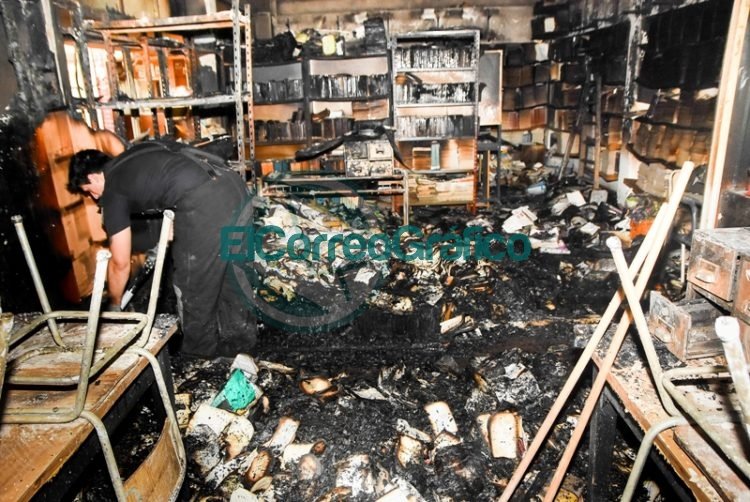 Intervención del Municipio y del Consejo Escolar en el incendio en la biblioteca de la Media 1