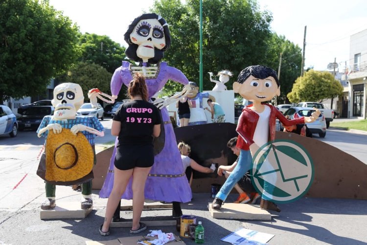 “Coco” en 19 y 73 fue el ganador del concurso de quema de muñeco en La Plata “Coco” en 19 y 73 fue el ganador del concurso de quema de muñeco en La Plata