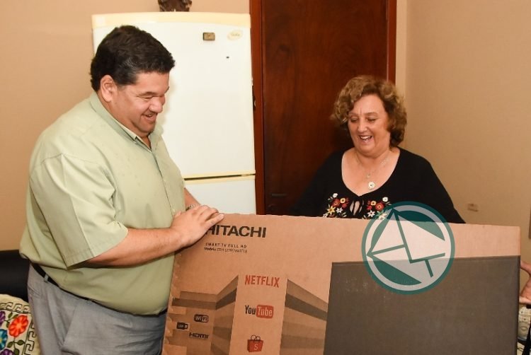 Nedela entregó uno de los tres Smart TV sorteados por el Municipio Nedela entregó uno de los tres Smart TV sorteados por el Municipio