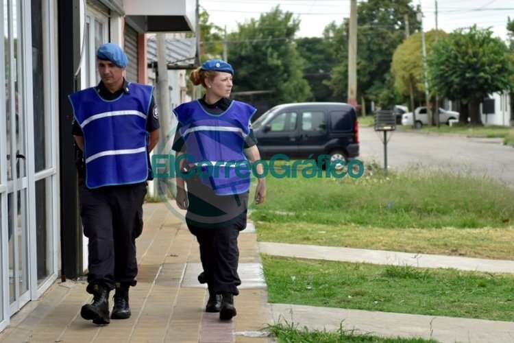 Policías Locales de La Plata salvaron la vida de un bebé que se encontraba inconsciente en la vía pública