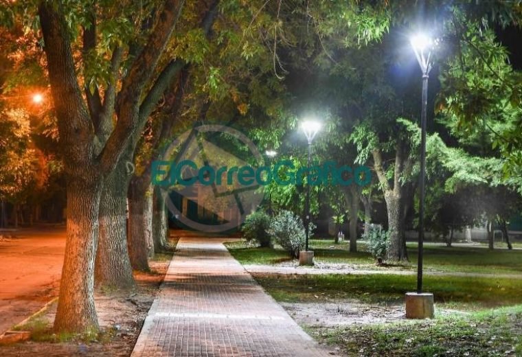 Con las nuevas luminarias avanzan los trabajos en Plaza Almafuerte 01