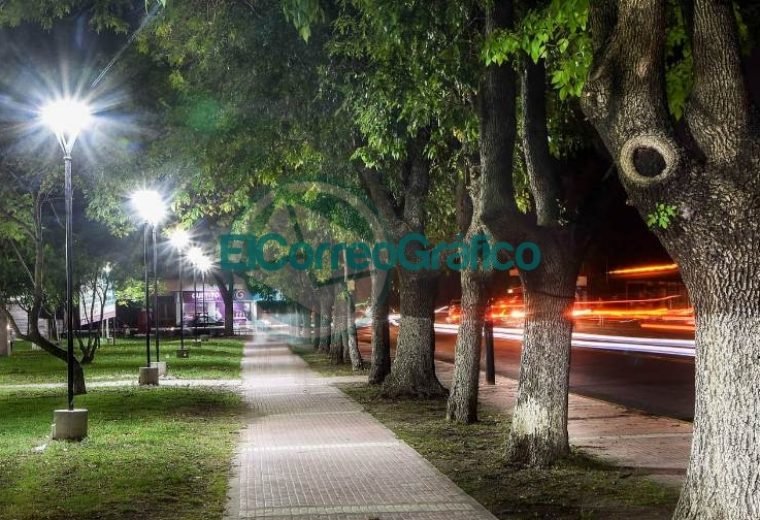 Con las nuevas luminarias avanzan los trabajos en Plaza Almafuerte 02