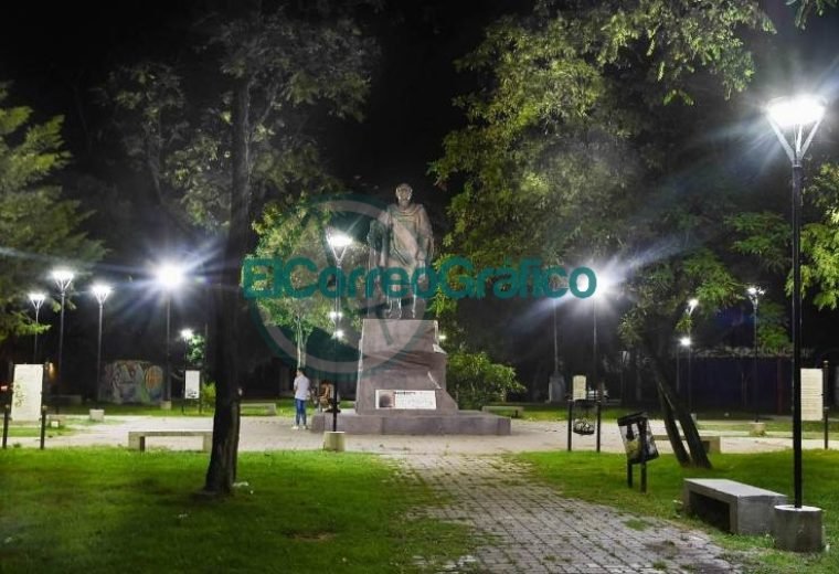 Con las nuevas luminarias avanzan los trabajos en Plaza Almafuerte 03