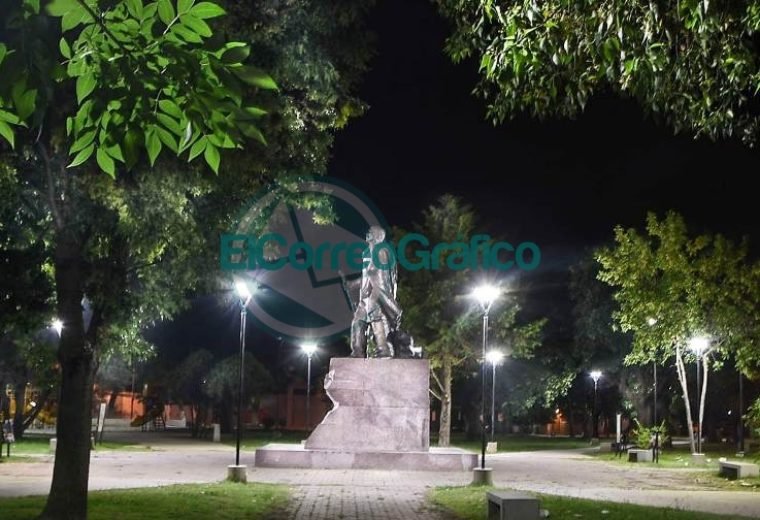 Con las nuevas luminarias avanzan los trabajos en Plaza Almafuerte 05