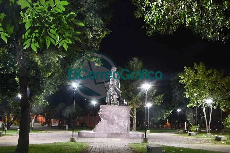 Con las nuevas luminarias avanzan los trabajos en Plaza Almafuerte Con las nuevas luminarias avanzan los trabajos en Plaza Almafuerte
