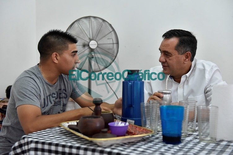 Finocchiaro visitó a un joven que salvó a un abuelo que cayó en una estación de tren Finocchiaro visitó a un joven que salvó a un abuelo que cayó en una estación de tren
