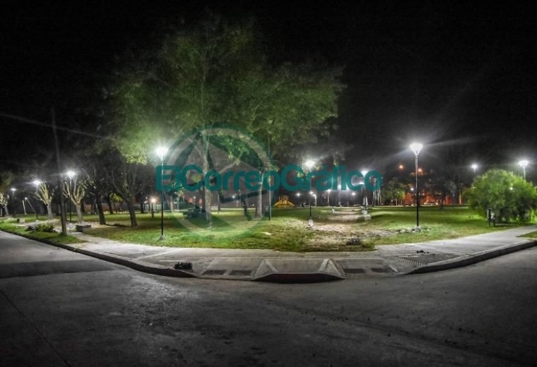 Instalación de nuevas luminarias en la Plaza Mosconi 1