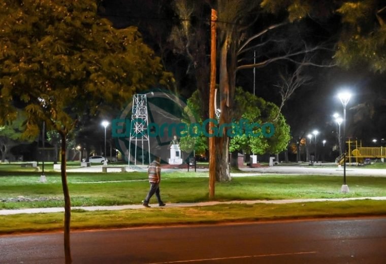 Instalación de nuevas luminarias en la Plaza Mosconi 2