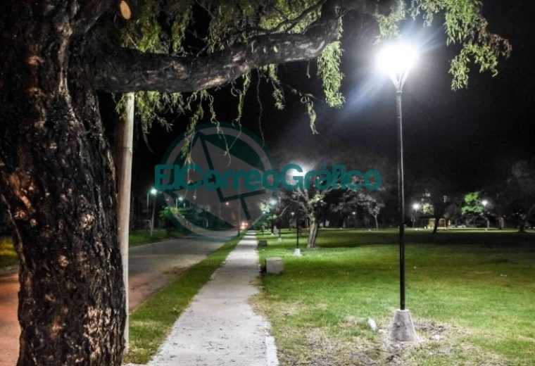 Instalación de nuevas luminarias en la Plaza Mosconi 3