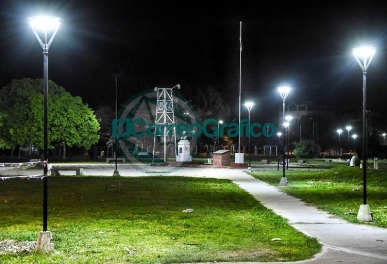 Instalación de nuevas luminarias en la Plaza Mosconi 4