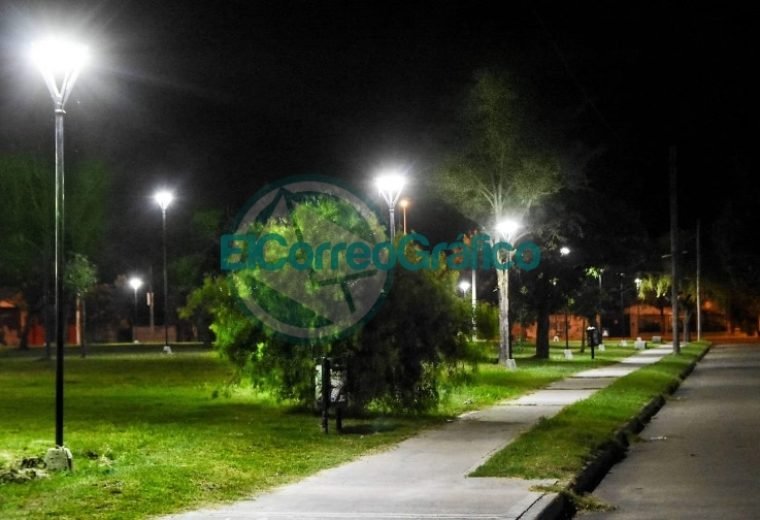 Instalación de nuevas luminarias en la Plaza Mosconi 5