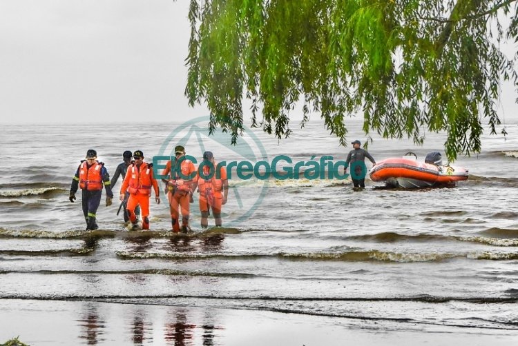 Se investigan las causas del derrame de hidrocarburos frente a la costa de Berisso