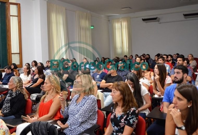 Docentes de la región en la charla de Zsolt Lavicza