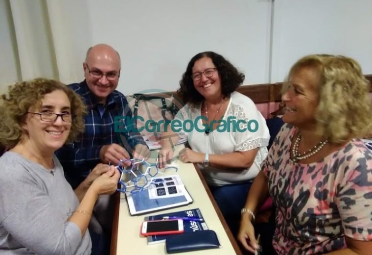 Docentes en Ingeniería construyendo figuras con 4D frames