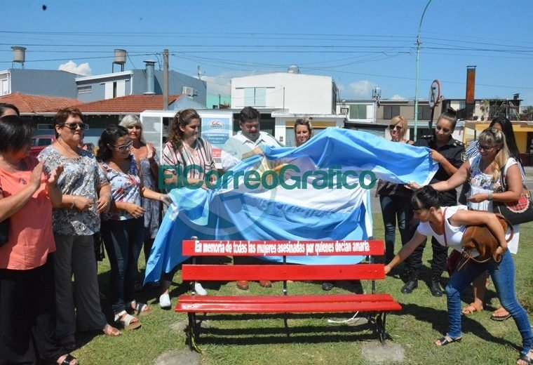 Nedela junto a mujeres de la ciudad presentó un nuevo “Banco Rojo” 01