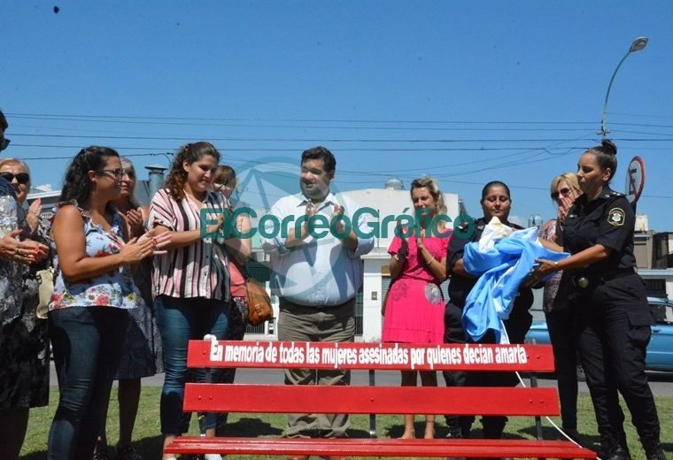 Nedela junto a mujeres de la ciudad presentó un nuevo “Banco Rojo” 02