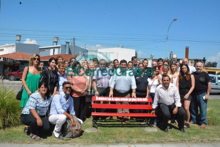 Nedela junto a mujeres de la ciudad presentó un nuevo “Banco Rojo”