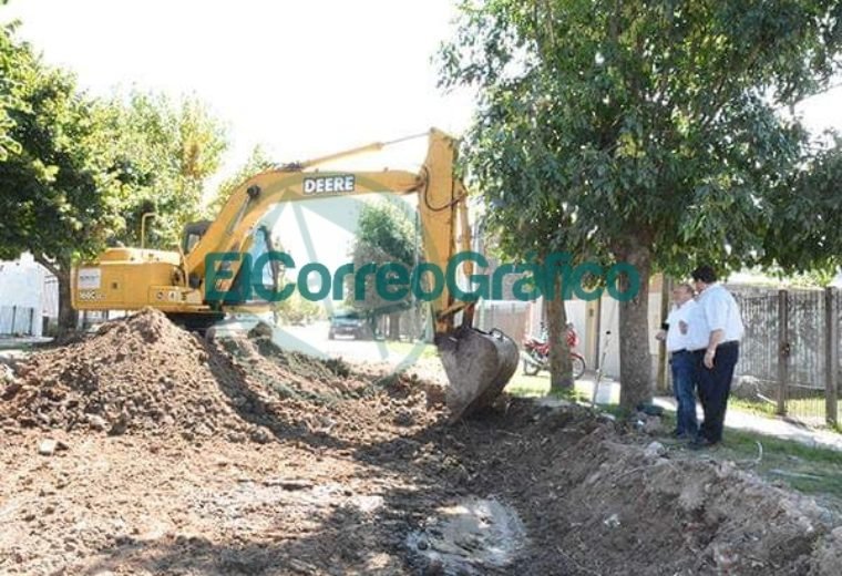 Nedela recorrió el avance del pavimento sobre calle 165 desde 18 a 25 Nedela recorrió el avance del pavimento sobre calle 165 desde 18 a 25 05