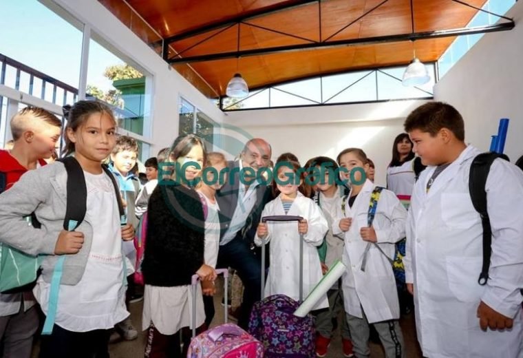 Secco inauguró el ciclo lectivo en el distrito de Ensenada 01