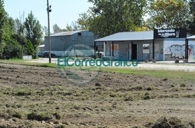 Trabajo de nivelación de suelo para la futura cancha de Hockey 01