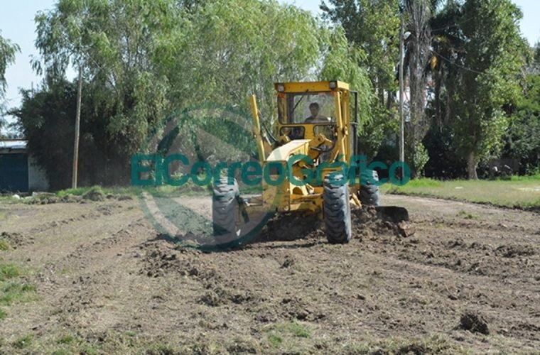 Trabajo de nivelación de suelo para la futura cancha de Hockey 04